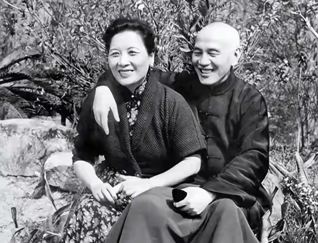 历史公论！蒋介石、宋美龄祸国殃民的铁定罪责，百年历史早已盖棺定论
 
近代史最清晰的定论：蒋氏夫妇，有功于民族危难之际，更有罪于苍生社稷、家国百姓。
 
抛开片面吹捧、摒弃极端抹黑，以正史铁证说话：蒋介石与宋美龄执掌民国数十年，虽在抗战、外交、救国维度有过微薄贡献，但祸国、乱国、误国的滔天罪责，早已