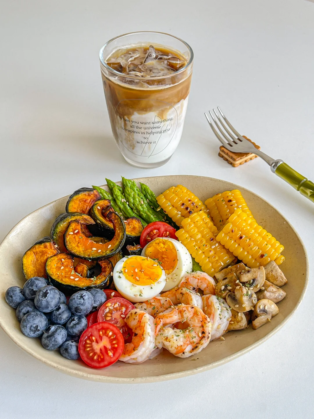夏日brunch🥗烤贝贝南瓜芦笋虾仁拼盘🍤拿铁