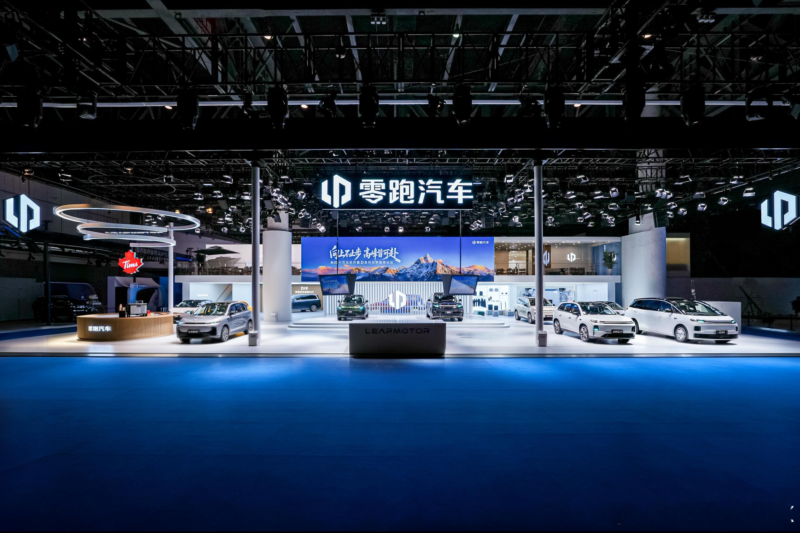 这届#2026成都车展#上，零跑汽车虽然没有新车上市，但是带来了上市不久的 A05 以及 ABCD 全系产品和大家见面。

首先是A系列，零跑 A10上市仅 135 天迎来第 10 万台下线，7 月登顶全品类 SUV 销量冠军。作为 10 万级纯电标杆，同级首搭激光雷达+车位到车位领航辅助、高通 8295+8650 旗舰芯片、505km 续 ​