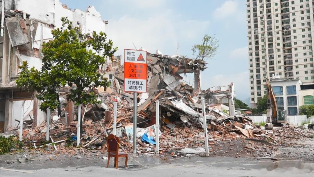 龙港沿江路这12间房屋被拆除 随着今年第9号台风“巴威”持续逼近，7月...