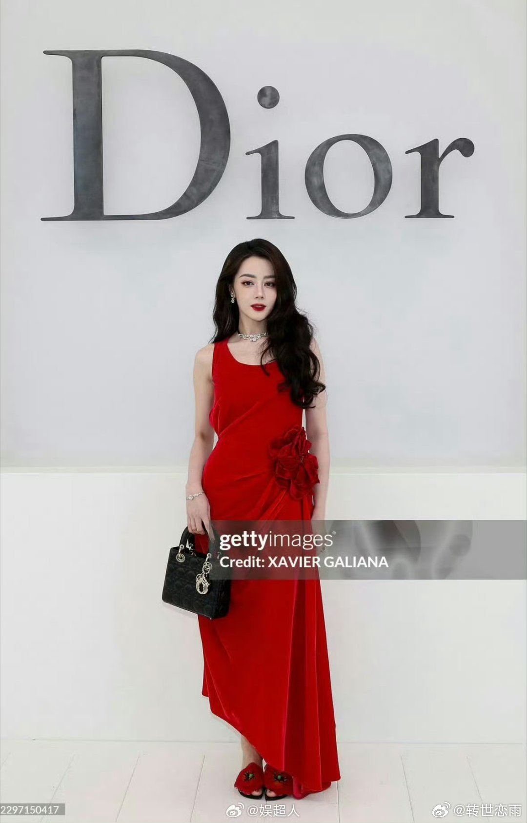 #迪丽热巴金智秀张元英生图#
我的妈啊就是这种中国红的大气美，迪丽热巴太好看了！！！ ​