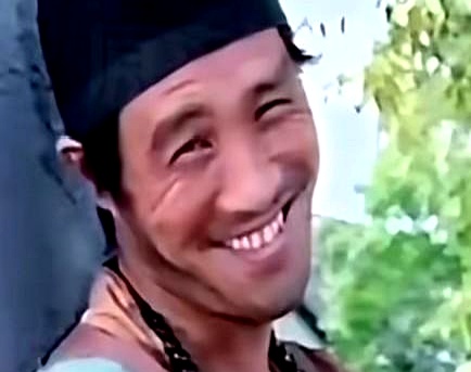 很多人看了几十年的老版《济公》，至今都以为整部戏全由游本昌一个人演完，其实当年的12集里他只演了前8集
 

当年拍到中途，游本昌因为突发急事赶不回来，剧组为了赶进度，导演只能硬着头皮找了另一位演员补拍完剩下的4集
 

不少观众当年看着就觉得后半段别扭，却说不出哪不对劲。演戏这门手艺，差一丝一毫都