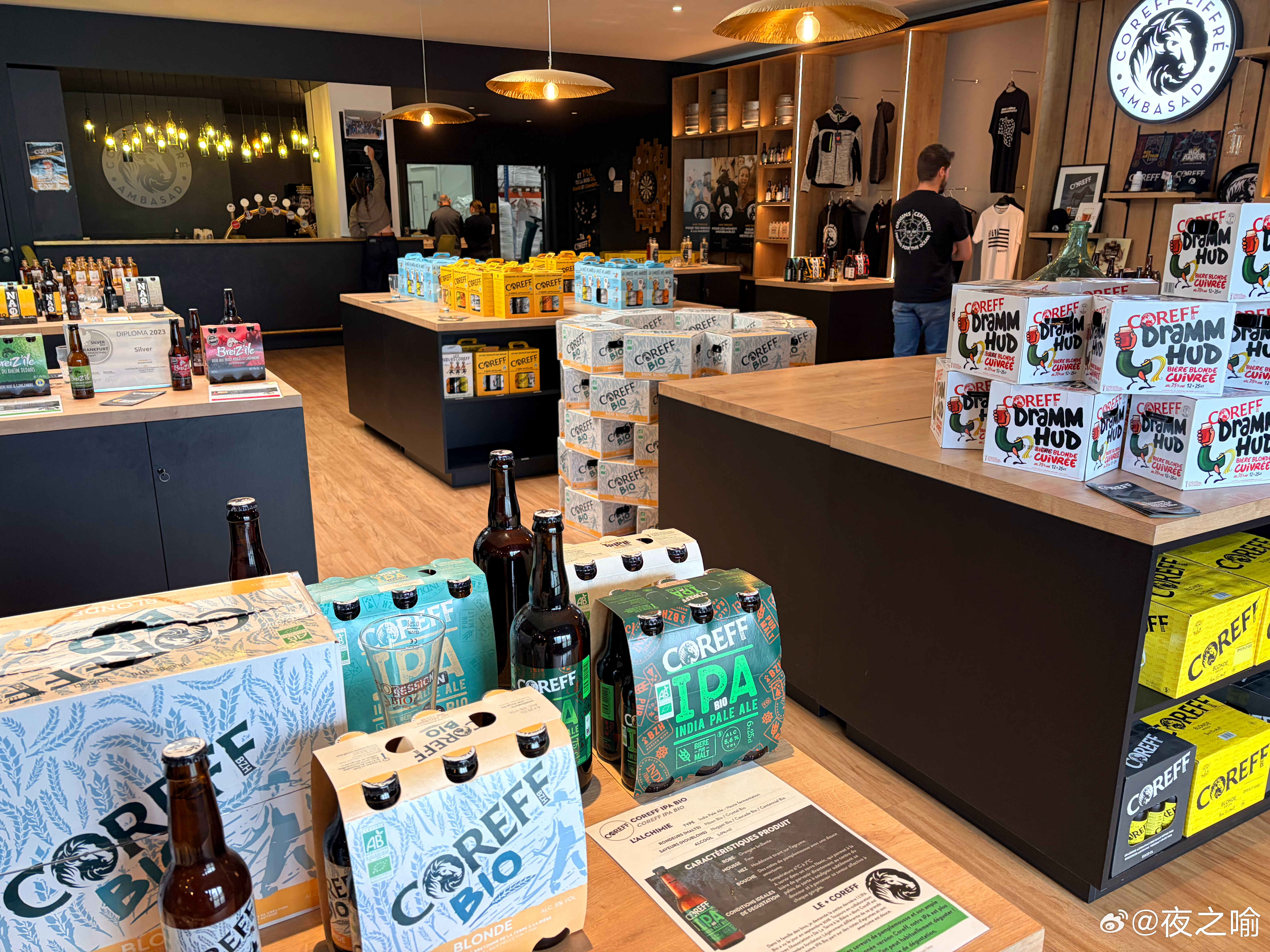 COREFF是法国布列塔尼大区自己的手工艺啤酒品牌，虽然历史只有几十年，还是俩银行出身的人创立的…总部在卡莱，当年没少买，味道确实不错。没想到在我们村又开了第二个加工厂，这是什么样的猿粪……今天开放日，去凑了个热闹。一个做品牌市场的负责人给我们讲了品牌历史，当地工厂负责人带我们参观了车间，然后是品尝环节。来都来了，我找机会跟负责人聊了聊，说我给卡莱另一家公司做直播呢，能不能借你们个地方宣传一下布列塔尼特色文化。结果她居然说，说我记得你，之前在卡莱煎饼店就是你在直播！然后痛快给了联系方式。另一边老螺丝也挺给力，跟负责人争取到了他们象棋俱乐部的优惠价格。临走时我们抱了两箱子酒+俩杯子，比别人买得都多。估计法国人肯定很佩服我们。他们是喝酒去的，我们中国人是谈业务去的。生活的模样