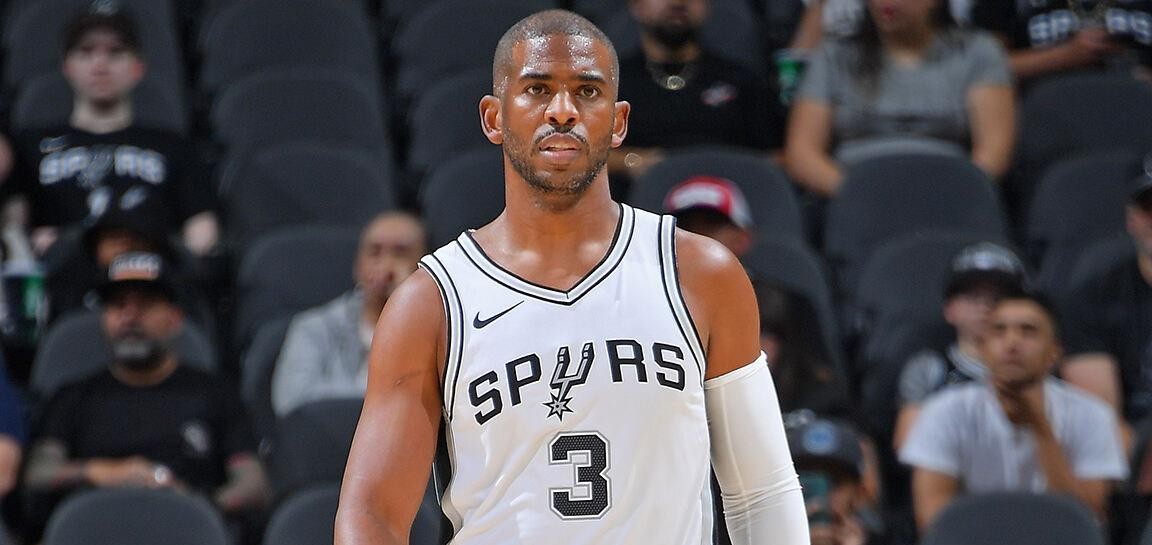 克里斯·保罗退役了。NBA官网确认，21个赛季结束，12次全明星，生涯助攻和抢断都是历史第二。
但他可能很快回NBA。ESPN记者写了，多位联盟消息人士说，刚退役的保罗“可能会”在湖人新管理层有个角色。不是正式签约，没官宣职务，就是“可能”。
这事有个背景。迪士尼前CEO艾格和投资人库什纳刚谈妥收购