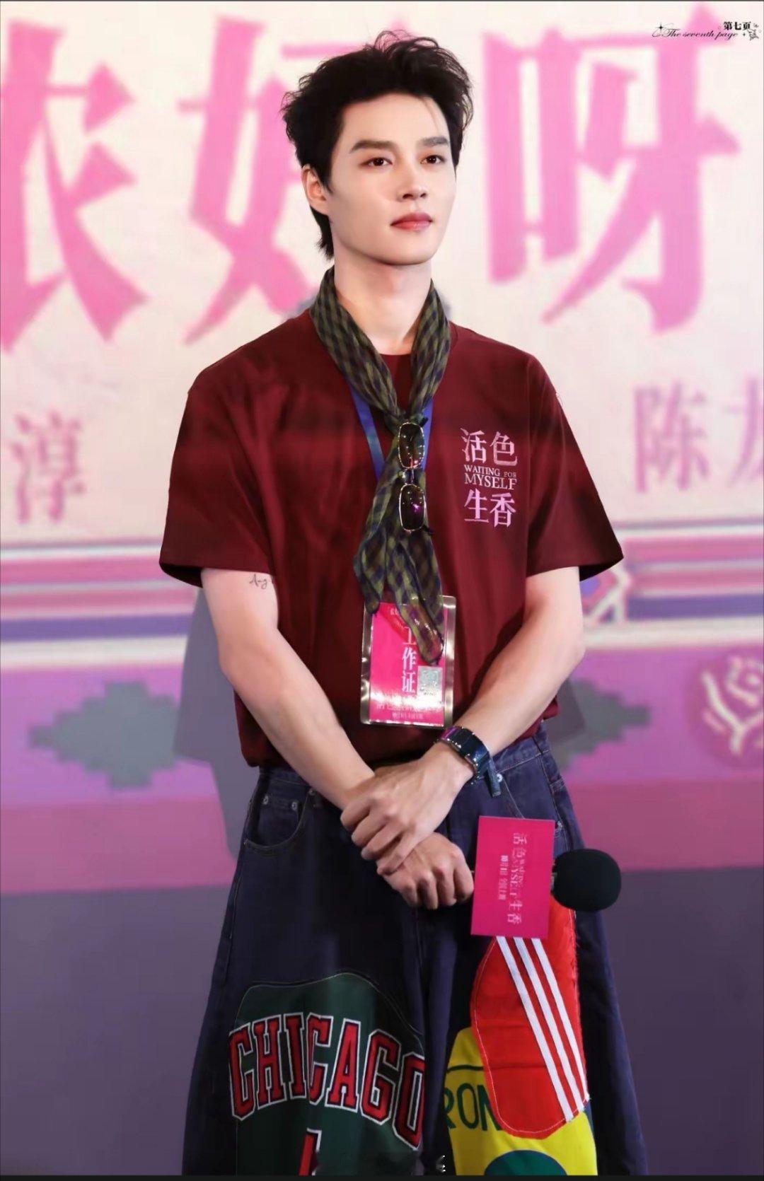 #柯淳 活色生香大银幕首秀#
平时短剧看的少，只闻其名不知其人
前段时间看一个优秀的妹妹专门写了他
也去了解了一下，原来是个努力的帅哥啊

从短剧走到院线大银幕，柯淳也太厉害了
这回他跳出短剧霸总的标签，饰演房产中介潘帅
居然是和闫妮、叶童、倪虹洁一众老戏骨同台搭戏
闫妮对你评价也很高

据 ​