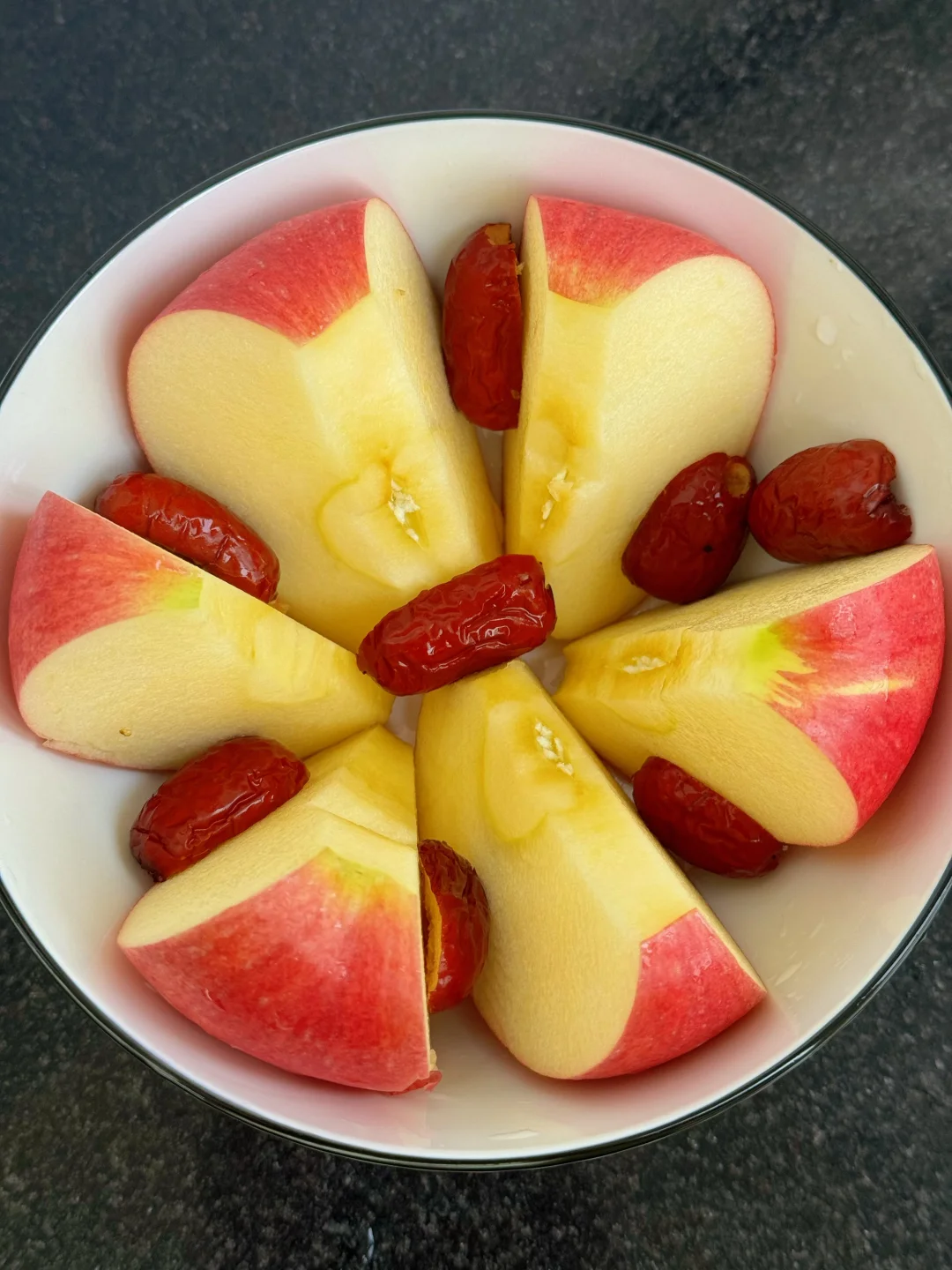 坚持吃蒸苹果，养好脾胃，人更漂亮