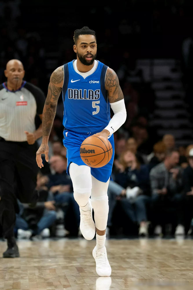 上海男篮把拉塞尔签了，NBA打了11年687场，榜眼出身，30岁，这是真不差钱。
可一看上赛季在独行侠，三分命中率29.5%，场均10分出头，防守端横移慢还老漏人。说白了，球风偏软，靠手感吃饭。
有人喊CBA要大结局，有人翻出他训练营前刚被灰熊裁掉的事。一个被裁的榜眼，换了个联赛就能成无解大杀器