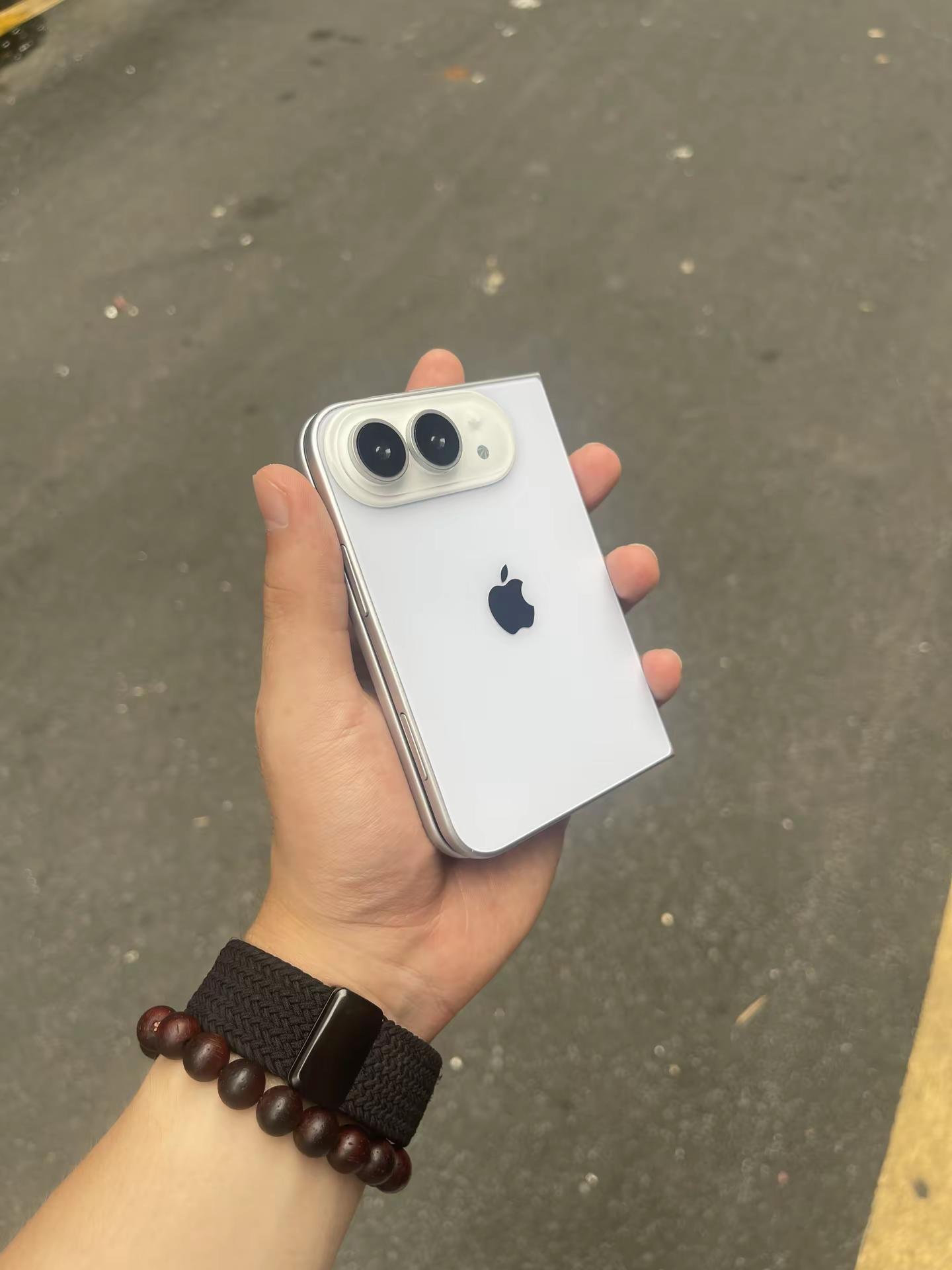苹果折叠屏的外观你们觉得怎么样？ 发布后能逃得过真香定律吗iPhonefold 苹果折叠屏 苹果阔折叠 苹果折叠屏手机