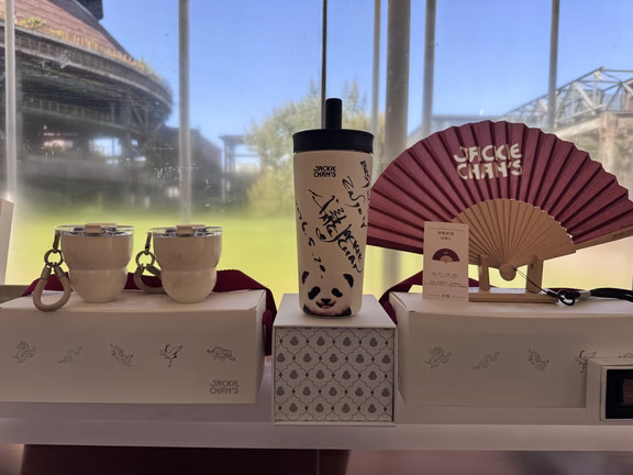 龙吧小队打卡成龙咖啡