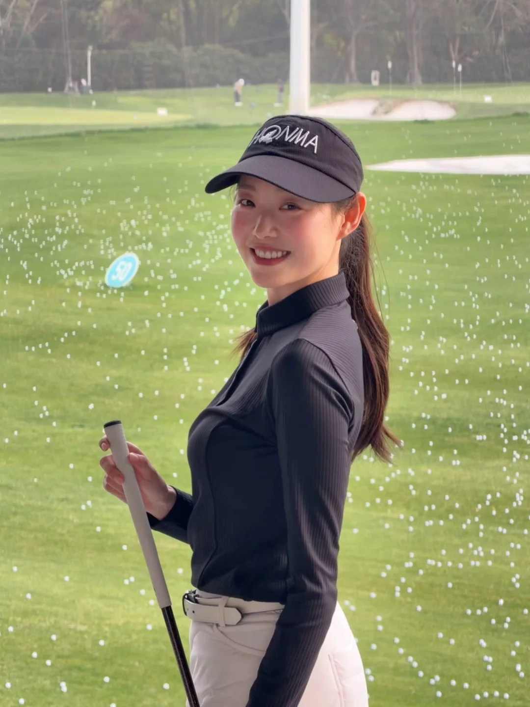 练球拍照两不误🏌🏻‍♀️
