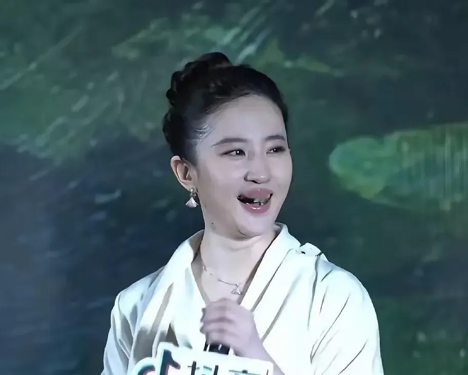 北京时间9月5日凌晨，2026美网结束一场女单第三轮的较量。赛会16号种子、世界排名第19位的罗马尼亚名将科斯蒂亚发挥出色，直落两盘以20（63、63）横扫2届大满贯亚军、赛会19号种子、世界排名第21位的意大利名将鲍里妮，顺利晋级女单16强！

整场比赛只用了1小时15分钟。

这场球最打动人的，