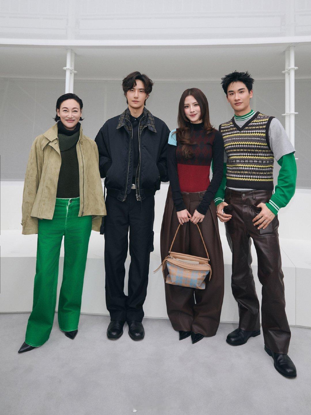 王一博在#loewe大秀# 上与惠英红，以及泰国明星小水、Tawan林阳同框合影，昨天秀场上的高清合照出炉咯[照相机]#巴黎时装周# ​