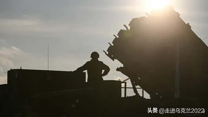 美国批准向乌克兰出售价值超20亿美元的防空武器
 
美国国务院已批准向乌克兰出售价值26.8亿美元的防空系统武器。
 
当地时间9月18日，美国国务院正式官宣一则重磅军售消息，瞬间搅动整个东欧局势。美方已正式通过审查，批准对乌克兰总价高达26.8亿美元的防空系统升级、配套装备及技术服务军售方案，并且