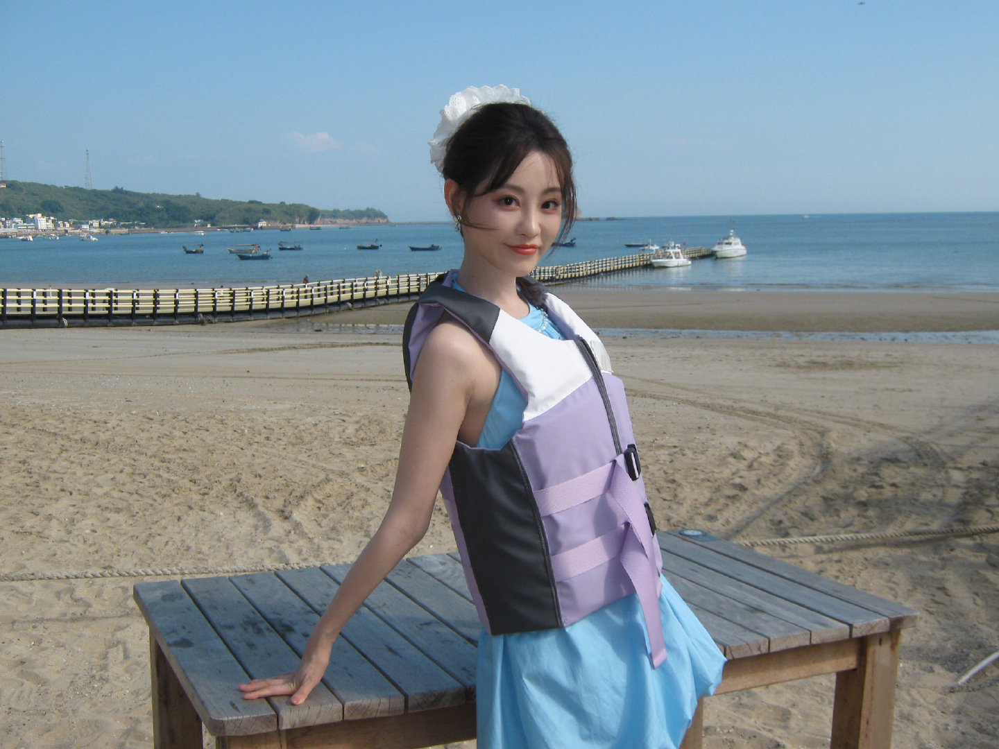 祝绪丹海边蓝裙子少女活力满满——嘉行传媒力捧花旦，古装剧代表作不断，穿搭清新自然，待播新剧储备充足，95后小花势头正劲。#祝绪丹[超话]# ​