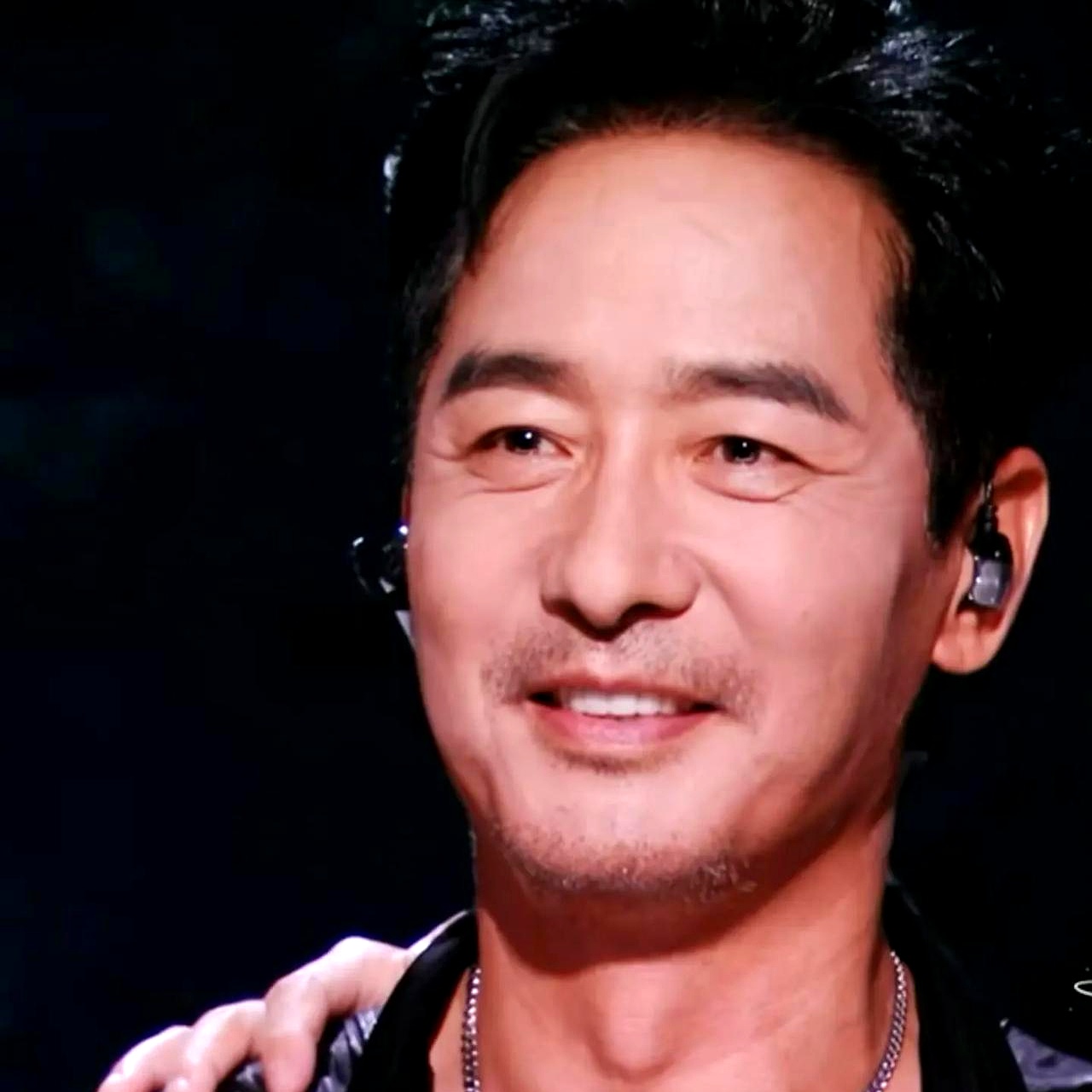郭晓东被网友私信劝“求你别给小沈阳拖后腿”，没赔笑脸也没发长文卖惨，直接反手回了一句：“那你觉得我该怎么办？”
 

截图一传出来，瞬间在网上炸了锅
 

披哥四公考核拿了倒数第一，恶评全冲着他一个人去。换成别的明星，要么装死不吭声，要么赶紧做检讨表决心。郭晓东倒好，直愣愣地把这口憋屈顶了回去，发完