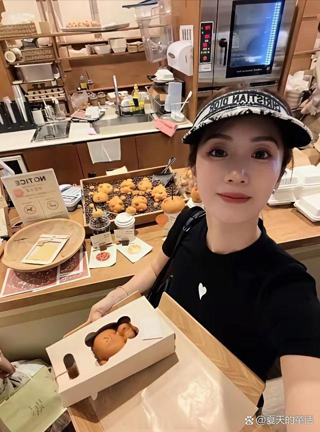 李念带14岁大女儿打卡韩国首尔。41岁的她身材纤细、妆容精致，和女儿同框像姐妹。 ​