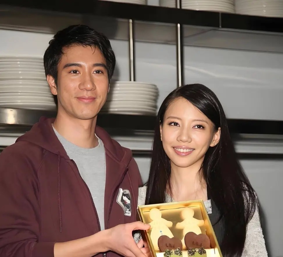 王力宏大概没想到，曾经写下五千字的前妻，如今安静带娃几乎隐身

2021年12月，王力宏宣布结束婚姻的时候，很多人都以为，这只是一场明星夫妻体面的告别。

他说，两个人会继续是彼此的家人。

谁也没想到，仅仅几天之后，事情突然来了一个大反转。

李靓蕾发出长篇文字回应。

那篇文章很长，也很克制。