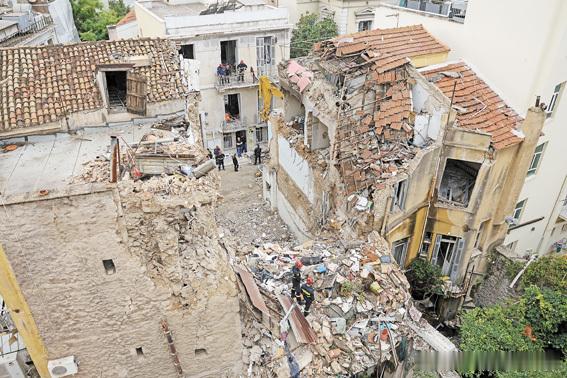 雅典住宅区爆炸6死  包括4美国游客

希腊首都雅典著名旅游区普拉卡（Plaka）一幢住宅25日清晨发生爆炸后倒塌，消防当局26日证实有6人罹难，包括4名美国游客。雅典市长杜卡斯表示，爆炸很可能由煤气泄漏引起，当局正调查事故确实原因。

路透社报道，消防部门发言人瓦特拉科吉安尼斯表示，救援人员穿上 ​
