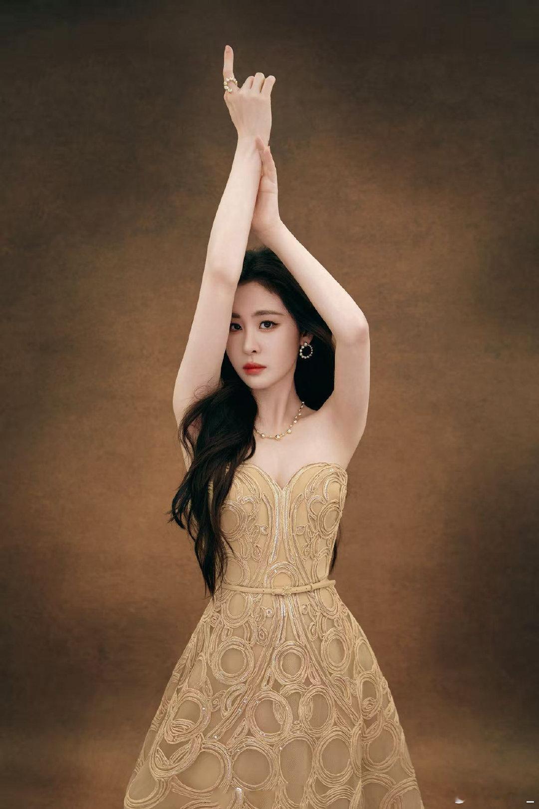 #张碧晨和化妆师抢活干# 近期的造型真的开挂了！各有各的韵味，不仅身材管理在线，美貌管理也是next level！女明星就是如此权威～#急需张碧晨妆面教程# ​​​#张碧晨[超话]# ​