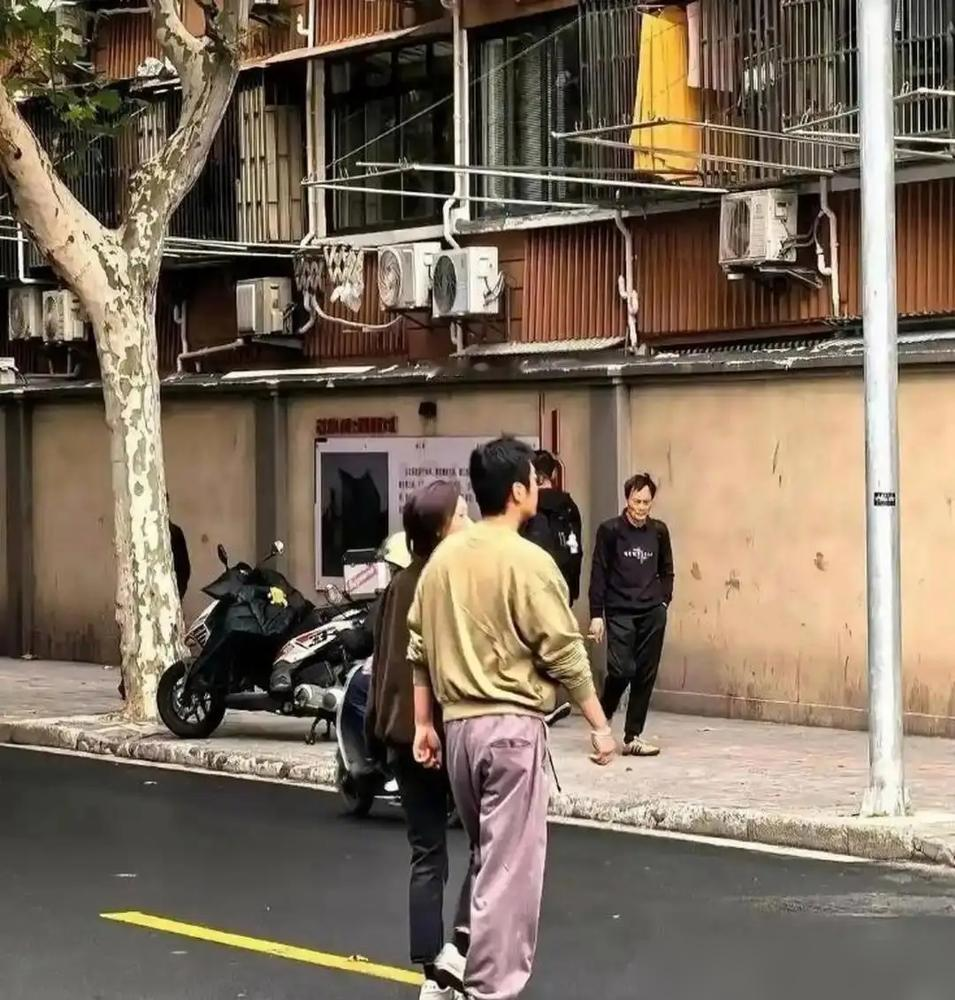 狗仔拍到赵丽颖冯绍峰一前一后送儿子上学，没黑脸没躲闪，自然得像搭伙过日子的老邻居。2021年俩人和平分手，声明共同抚养，三年过去还真说到做到。
心理专家早扒过底：离婚本身伤不了孩子，伤孩子的是爹妈离了还互相撕。孩子夹中间被迫站队，焦虑、自卑、对婚姻不信任全来了。
合作抚养为啥最好？夫妻缘分断了，