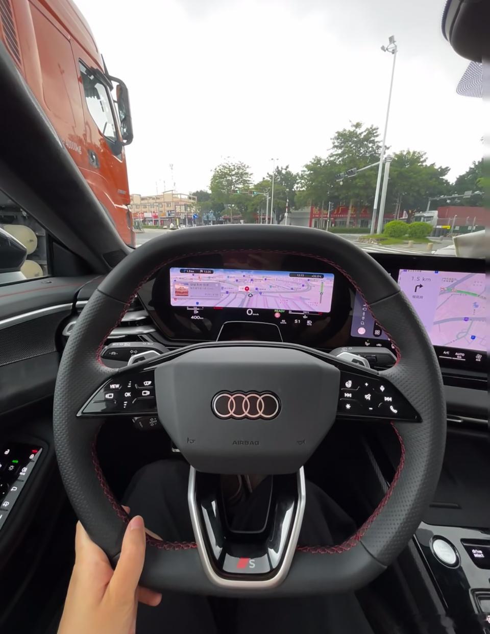 高速不惧大车 

之前跑高速，最怕身边并行大货车，看着庞大车身总感觉有压迫感，每次都赶紧加速超车，握方向盘的手都攥紧。换一汽奥迪A5L跑高速，安全感提升明显。系统识别到相邻车道大车之后，会在保持车道的前提下轻微偏移，拉开横向安全距离，缓解心理压力。需要超车的时候，它会判断车流，果断完成 ​
