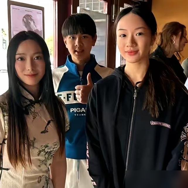 吴尊这一双儿女，明明是一个模子刻出来的，却被网友脑补出了一出“重女轻男”的继承人大戏。

前脚15岁的NeiNei穿一袭中式红色婚服亮相，惊艳全网，被断言是“砸资源保送进圈”；后脚儿子Max在网球场晒得黢黑，就被揣测成“放养在家准备接盘家族生意”。

哪来那么多豪门深宫戏码。

那张出圈的红衣照，不