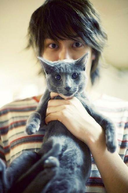 #金希澈的爱猫希范去世#
原来二十年也过的这么快啊，二十岁的小猫真的很长寿过的很幸福了，这个微博当初还是为了suju开的呢，那时候谁不知道韩J希范的意义啊，到现在还存着这张图猫猫和主人真的好像 ​