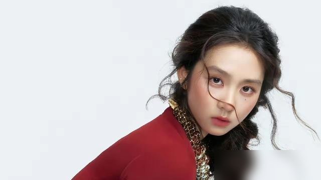 黄多多走红毯被骂惨了，但没人提她那条裙子是CHANEL 2026秋冬，也没人提她是“以个人身份出席”，没签公司，没发通稿。
网友盯着她长相说“不适合娱乐圈”，可她已经在纽约大学Tisch读戏剧导演，参演程耳的电影，搭档王一博汤唯。红毯背景图那幅画，是她自己手绘的，落款“HYC”。
黄磊孙莉说过，