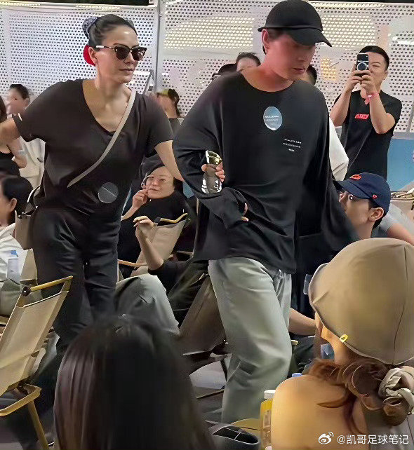 手挽着王菲的这个男人，特别像年轻时候的窦唯。 ​​​