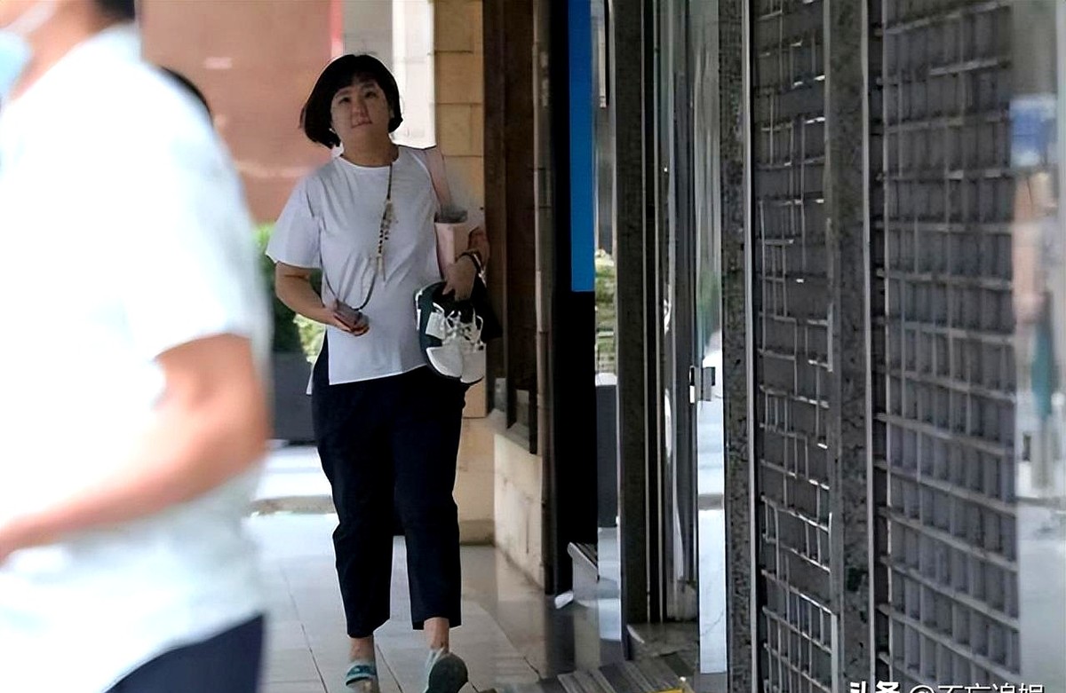 Selina接孩子放学被拍，评论区却被“胖成大妈”刷了屏。

照片里她套着宽大的休闲服，推着婴儿车，素面朝天。曾经的女团顶流，现在腰身圆润，完全是个普通母亲的模样。

键盘侠挤在评论区嘲笑她没工作、身材走样。任爸连夜站出来挡在女儿前面，直接发声：她现在生活安稳充实，这就够了。

一个经历过严重烧伤、