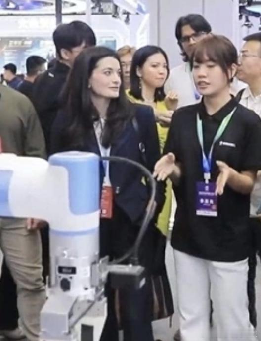 赛博社 | 黄敏珊到访世界机器人大会；存储售后赔付规则大对比
赛博社 作者 | 张庆杨 记者 | 杨润心
8.20 今日新闻综合报道
8 月 20 日消息，英伟达 CEO 黄仁勋之女黄敏珊在 8 月 19 日现身北京 2026 世界机器人大会，围绕具身智能、机器人产业落地，和国内多家机器人企业开展技术交流。黄敏珊现任英伟 ​