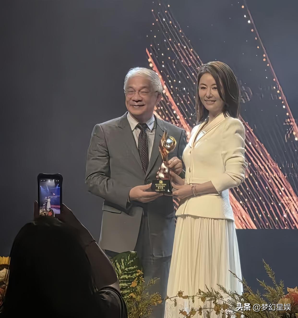 50岁林心如回到母校世新大学参加校庆，获颁杰出校友奖，校领导亲自为她颁奖。她上台发言，从容又优雅，大合照时站在第一排，看得出来备受重视。
当天一身白色套裙时尚大方，脸上虽然有了些许皱纹，是自然衰老的痕迹。体态纤细挺拔，能感受到平日里一直坚持自律。