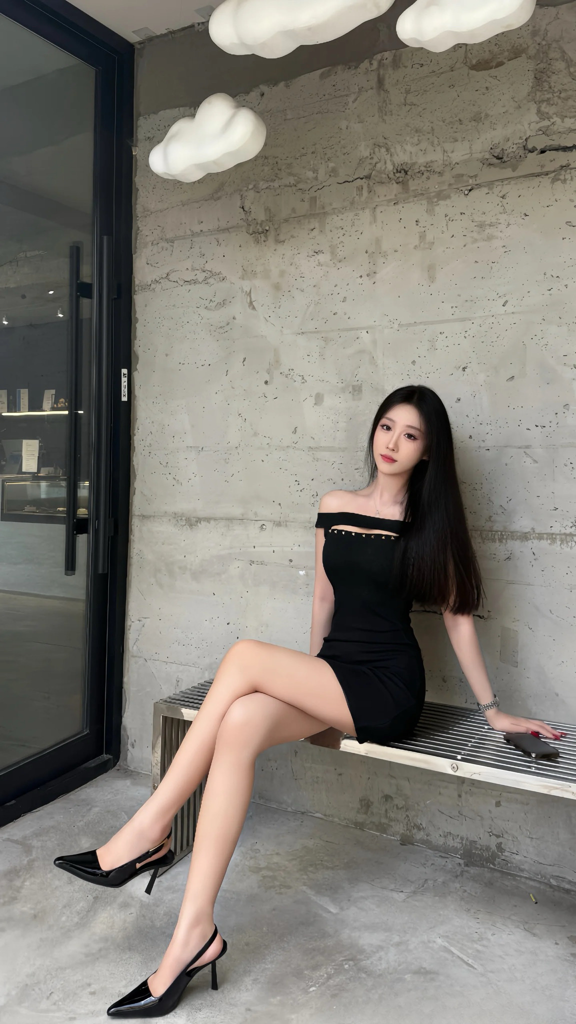 都市酷炫风穿搭，黑色连衣裙与高跟鞋的完美结合，尽显时尚魅力！