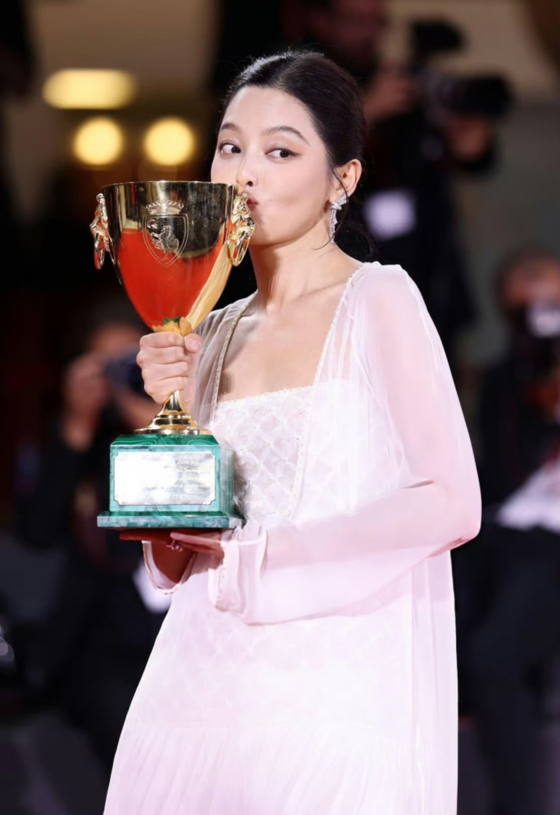 这个提名，我最不理解的就是辛芷蕾为啥会掉提，威尼斯影后在国内的奖项连个提名资格都没有吗？？巩俐当年拿了威尼斯影后金鸡奖影后无悬念收入囊中！！
而且宋佳为啥会有最佳女主提名？？她在志愿军这部电影里不是女配吗？这提名真是太奇怪了吧！[黑线]