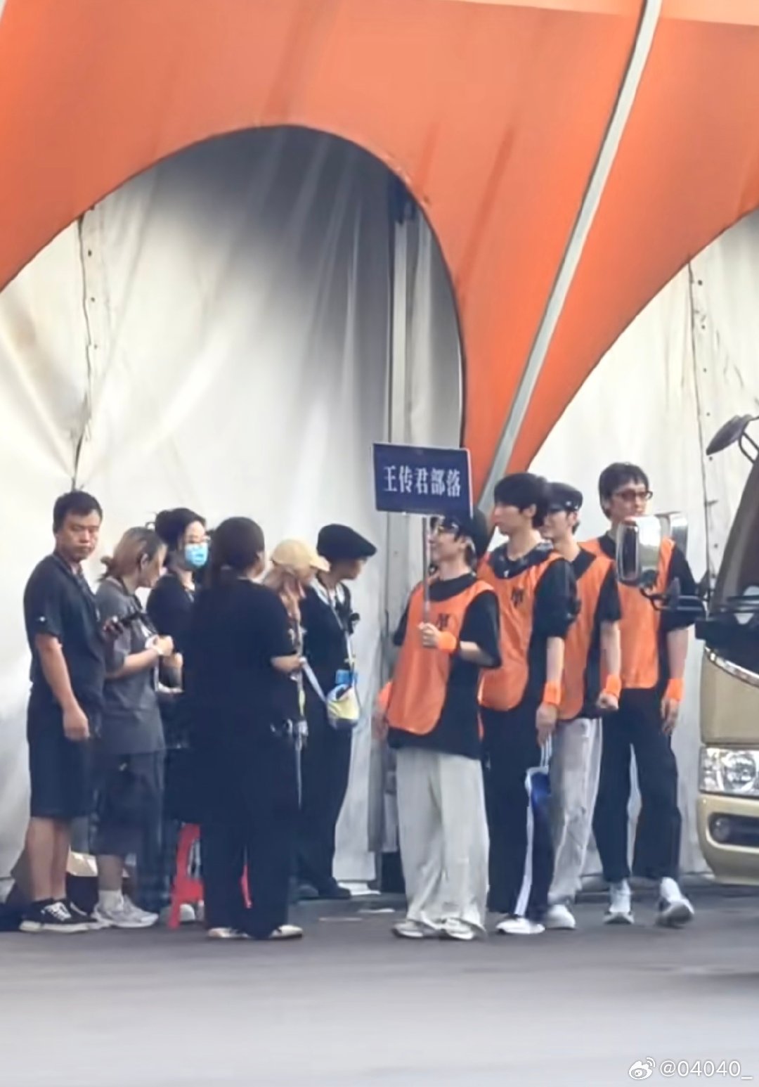 #王啸坤[超话]#  啸坤小运动员举个牌牌站的梆梆直🤓#王传君王啸坤唐九洲邵子恒一组##王啸坤披荆斩棘##披荆斩棘##啸着的披荆斩棘# ​