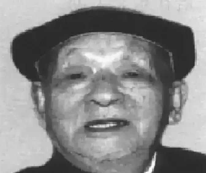 1932年，王盛荣从敌人刀下救下毛主席，18年后却因贪污被判死刑，毛主席知道后，当即表示：“我相信王盛荣不是这种人！”
王盛荣被押回武汉时，已经做好了赴死的准备。但他在看守所的第五天，被带到了一个小房间。除了两名调查人员，还有一位意想不到的访客——当年在赣南跟他一起打过游击的唐干事，如今在北京工作。