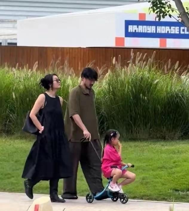 王传君和齐溪阿那亚遛娃被偶遇，一个像刚睡醒的文艺大叔，一个像来度假的时髦女主。那天风挺大，他宽衣服拖鞋胡子没刮，推车都推得慢悠悠，齐溪黑裙利落，女儿粉粉一团坐车里，画面一摆出来，谁都能看出这家人的松弛不是装出来的。咱们老盯着明星该不该精致、男人该不该体面，其实挺累的，王传君这种不端着，反而把日子过出