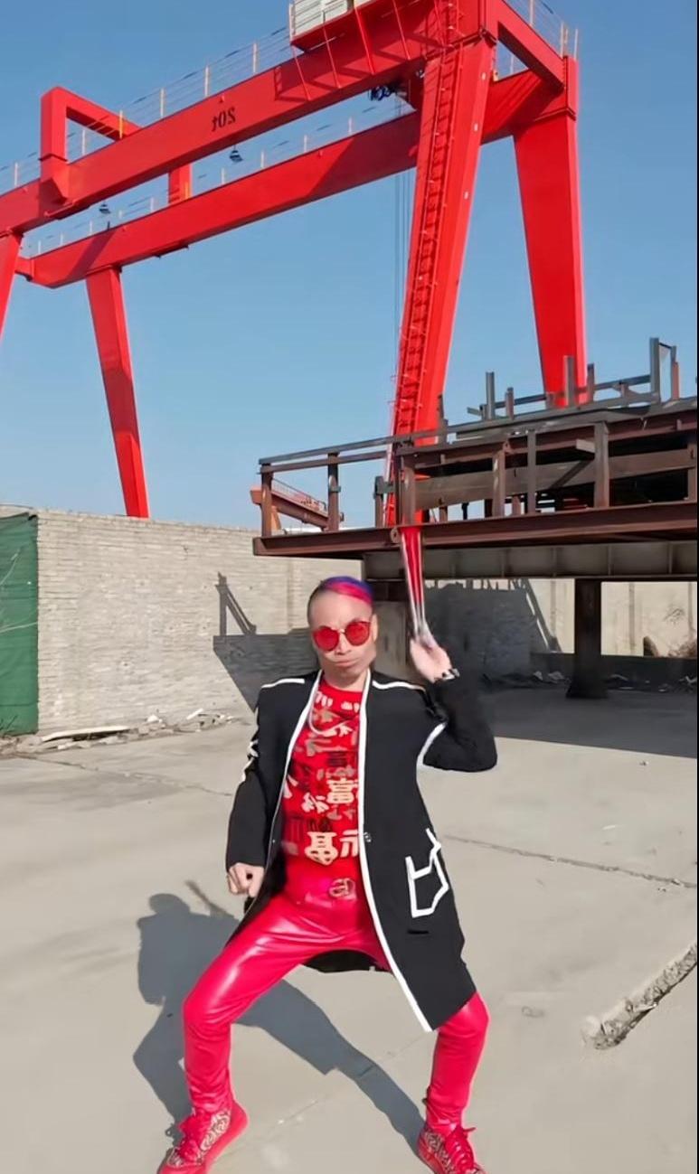 焊武帝爆火时，一年入账200万。现在，倒欠50万，正在外地小厂烧电焊。
他叫葛兵兵，原南通中集电焊工。穿着焊工服，在焊花四溅的车间里跳魔性舞蹈，反差感直接拉满，大家封他焊武帝。
商演、直播，一年多时间，200多万到手。钱来得太快，没规划，大手大脚，加上部分公益捐赠，不仅花光，还倒欠50多万外债。