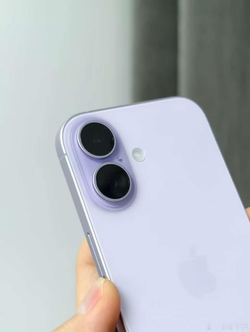 #iPhone17用户升18值不值#从目前的消息来看，18Pro系列的迭代幅度属于常规小更新，续航算是主要亮点，其余性能、影像体验差距有限。而且新机价格还会上涨，对于17系列用户来说，换机的动力确实不算强。除非对续航有刚需，不然继续用是更稳妥的选择。你们怎么看这次迭代？ ​