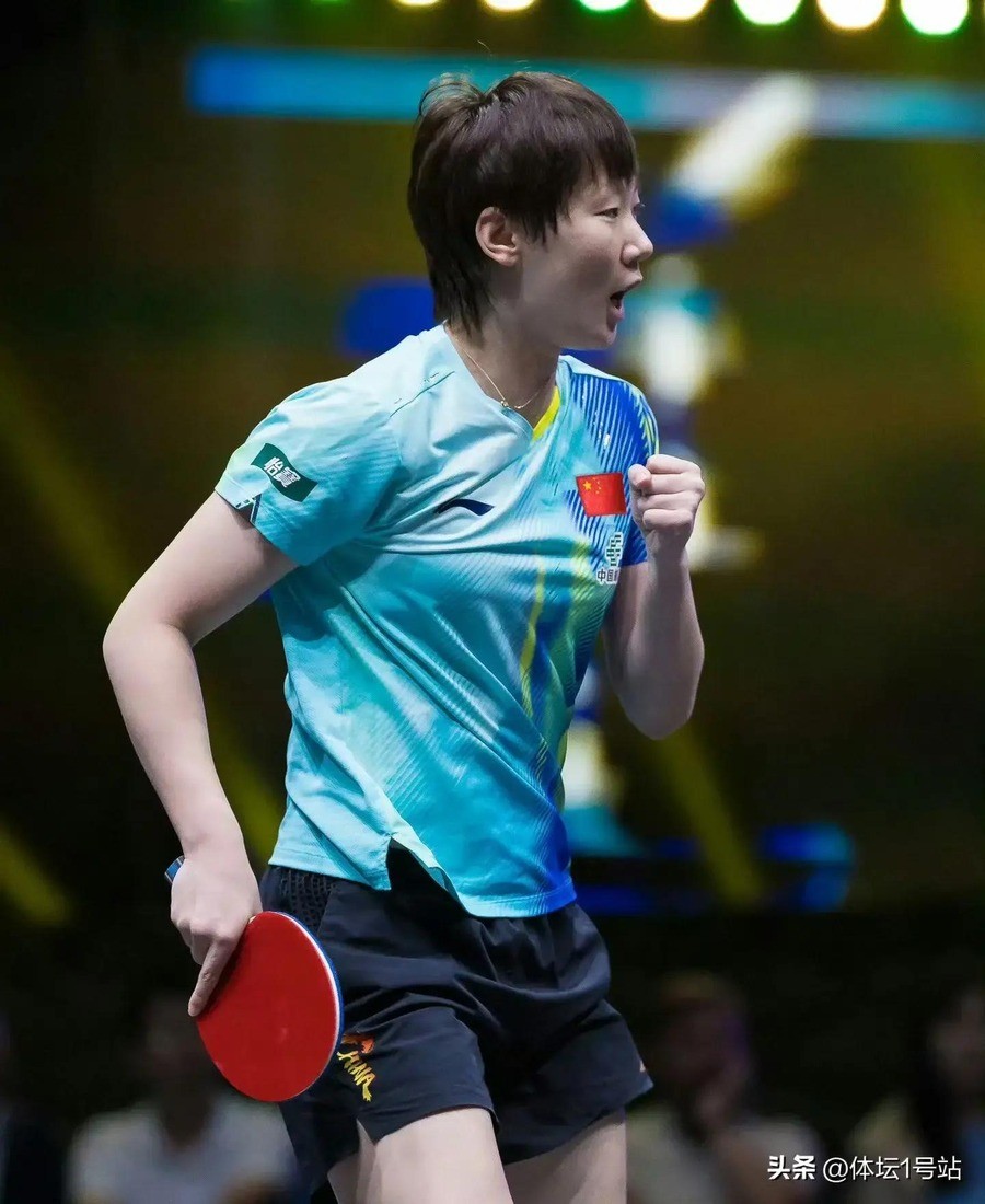 王曼昱11-8、11-4、11-8零封金琴英，长胶怪球手被三板斧拆干净，国乒3-0朝鲜后24日决战日本
金琴英的胶皮到底有多怪？同一个引拍动作能出磕、拱、弹三种球，回球旋转少、落点刁，普通反胶选手按习惯判旋转，一接就下网或冒高
2024年亚锦赛，她在团体赛赢了孙颖莎，女单赢了王艺迪，决赛又赢了张本美