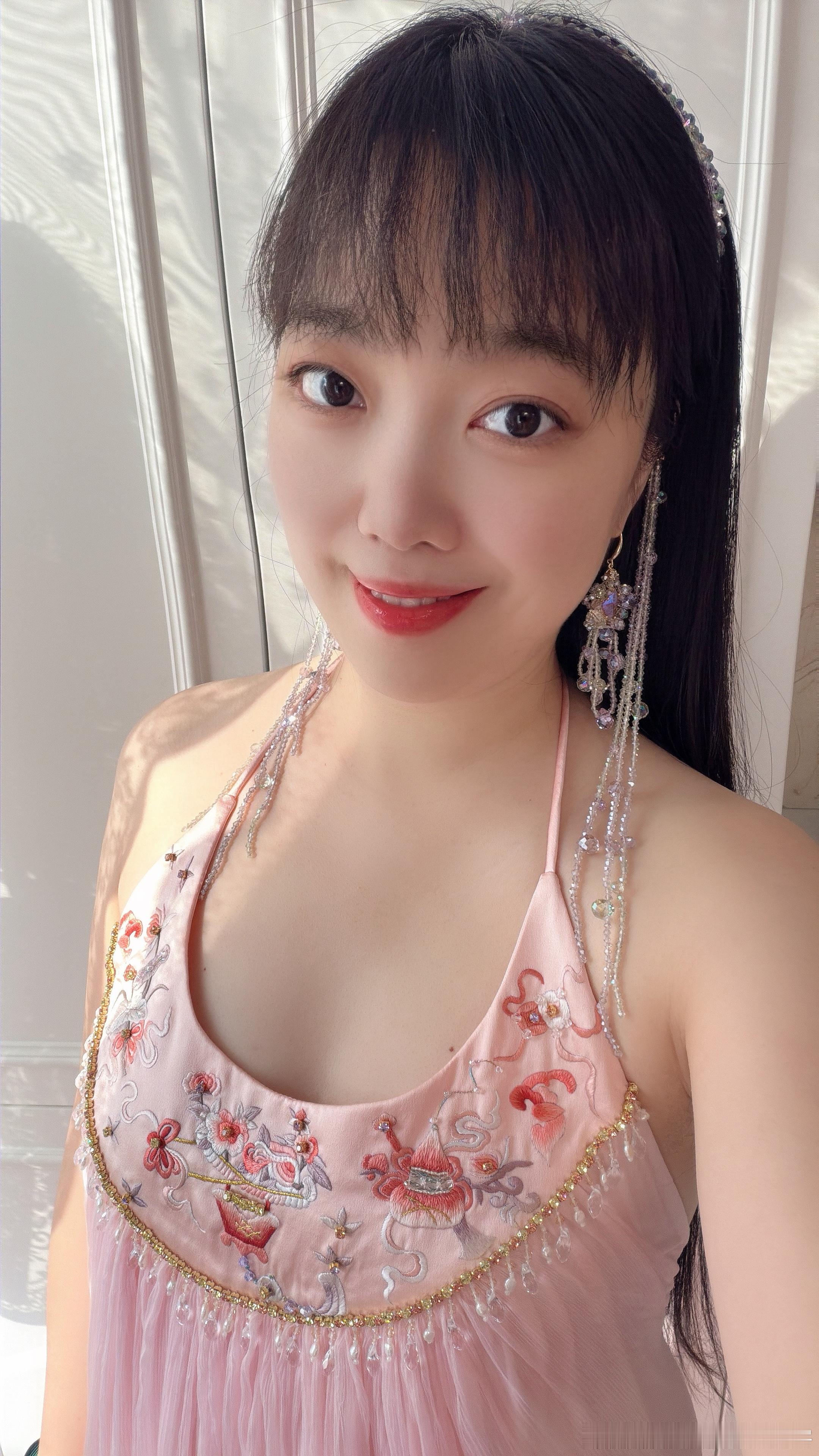 粉黛佳人，粉裙倾城💗新中式千金的粉嫩娇俏感度假穿搭，独特进口的樱花粉真丝面料，轻盈飘逸。胸口的非遗手工苏绣工艺，是经典的花篮葫芦纹样，寓意“一篮富贵，福禄双全”。细节处点缀施华洛世奇水钻，以及天然珍珠和施华洛世奇水晶组成的流苏。设计剪裁采用高定立体剪裁，露背设计惊艳至极，衬托美背与脖颈修长线条。上身是仙气飘飘的即视感，步步生香的摇曳灵动感扑面而来🪷我是非遗传承人新中式穿搭苏绣刺绣艺术欣赏苏绣高级感穿搭焕新非遗计划非遗在身边新中式人间富贵花法式中国风美出高级感国风