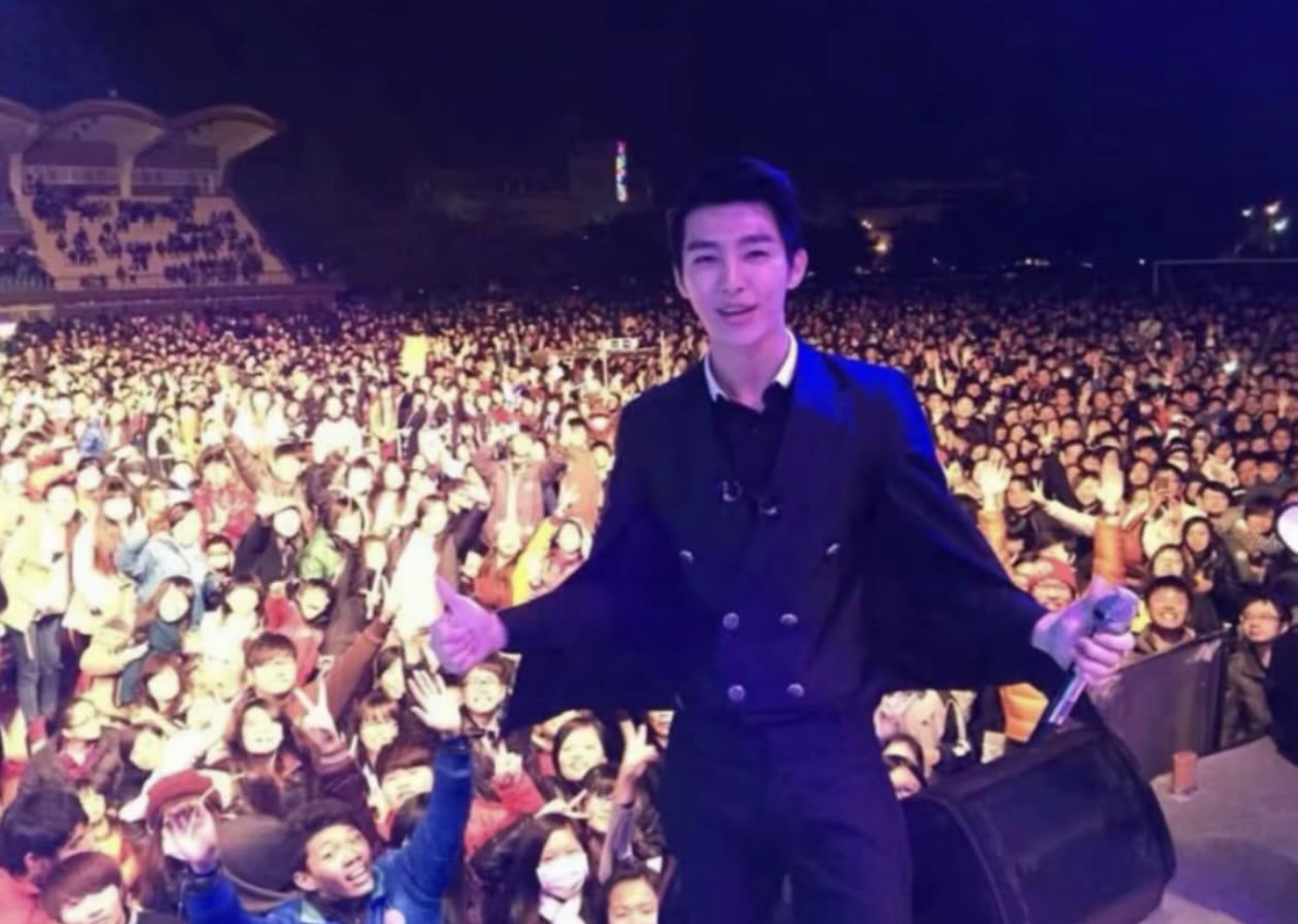 #炎亚纶[超话]# 我始终认为，你该一直拥有鲜花和掌声。 ​