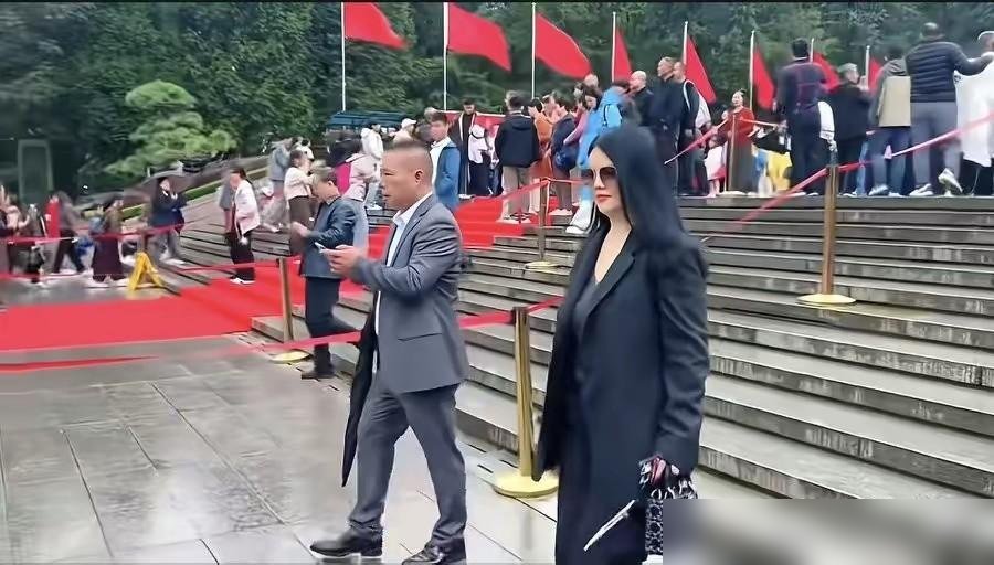 韶山街头，李湘被网友撞个正着。旁边跟着个中年男人，两人走得快，头都不带回的。
粉丝凑上去想合个影，她摆摆手，拒了。镜头扫过去，一身衣服皱巴巴的，被调侃成“富贵皱”。可你细看，那皱的不是衣服，是人压根没把这次露面当回事。
年初账号刚被全网禁止关注，三月解封，历史动态清得干干净净。十月再露面，人瘦了