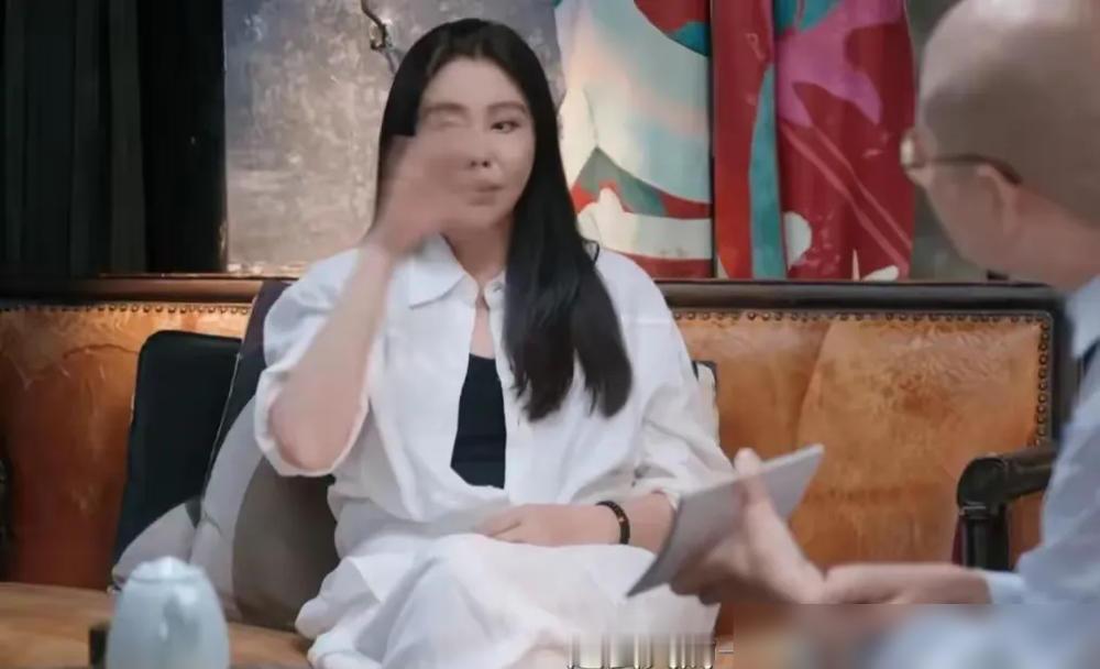 王祖贤当年一句话，差点让《青蛇》整个项目死在台湾。
她嫌道具太糙，记者问起来就直说为了戏好，道具不能那么假。结果传过去变成骂片商压价。台湾四家片商直接联合封杀，放话不换掉王祖贤就全面撤资，连徐克别的片子也别想进台湾市场。
徐克死活不换人。可钱是真没了。
最后施南生带着王祖贤飞去台湾，饭局、献唱