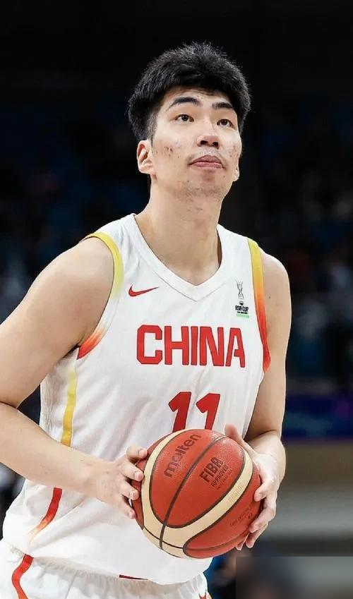 周琦身体恢复渴望参赛，居然落选了中国男篮最终名单！
郭士强这次定了以高制快、无限换防的战术，要求所有球员必须磨熟体系。
周琦整个夏天没参与国家队合练，哪怕个人能力够，磨合缺口补不上。余嘉豪虽然也没参加夏训，但在欧洲练出的掩护、无球、分球，刚好适配这套打法。
教练明确说了，宁可用磨合到位的班底，