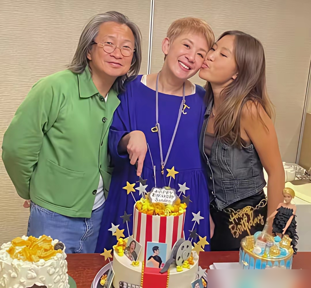 61岁吴君如首上内地综艺，抢着给邓为挡酒，一脸迷妹样。
首播2小时播放量破1.27亿，豆瓣却吵翻了。有人骂流水账、预制味重，嘉宾张嘴就是第一次上节目，把观众当傻子。
可吴君如不一样。点菜冷场，她直接拍板定汤底；邓为提女朋友，她张嘴就调侃三天没见啥感觉。
别的姐姐端着，她累就说累，不笑就不笑，还