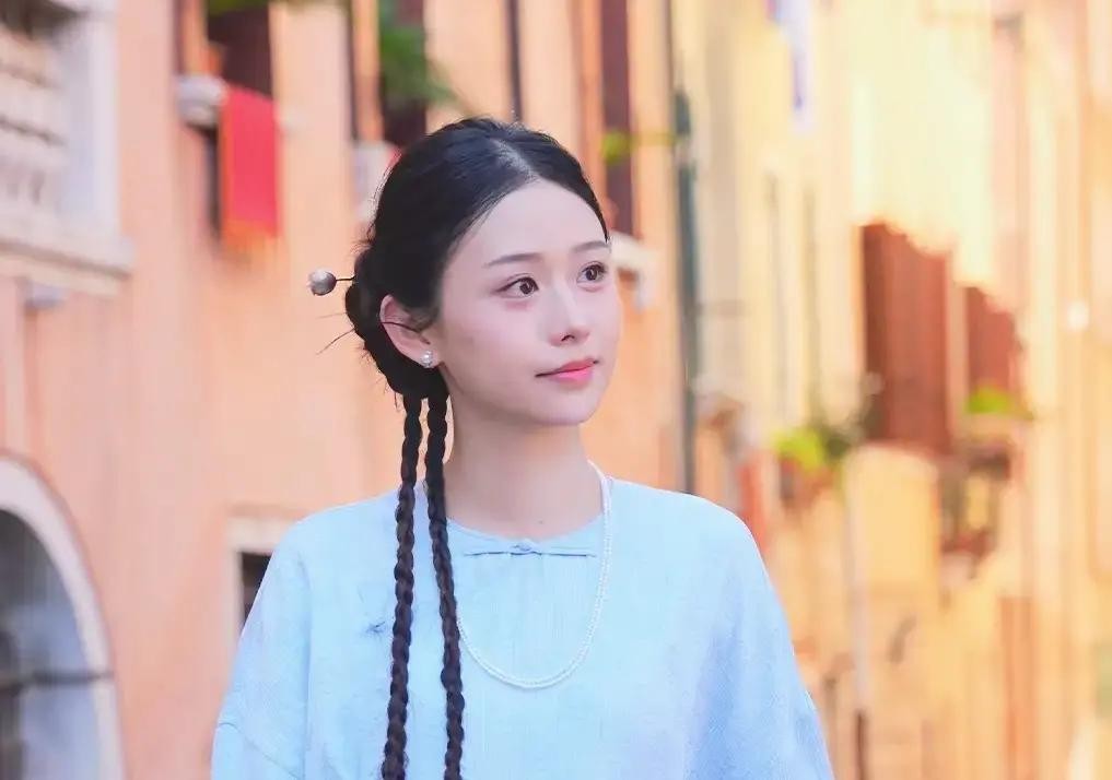 娱乐圈的明争暗斗有时候真不用看剧，一个同框采访就能让你品出无数的弦外之音

前几天央视中秋晚会的筹备期间，王晓慧和“南枝”的扮演者李思潼双双露脸接受了采访，结果一番看似随意的对答，直接把网友们的八卦魂给点燃了

主持人当时的提问挺直接的，就问王晓慧以前对这类活动都没啥想法，这次怎么突然打算来参加了