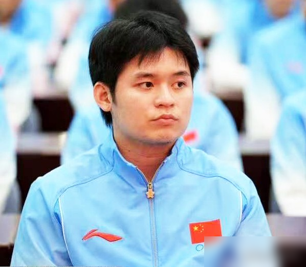 突发退赛，林诗栋直接被砍掉两项，只剩男团和男双。国乒这刀下得够狠。10月10日乒协连夜改名单，医疗组给的理由是伤病，扛不住原定的四项强度。男单、混双全撤了。顶上来的是温瑞博、向鹏、黄友政这帮年轻人，还有周启豪、袁励岑这些中生代。说白了，不硬耗主力，也不让名额闲着。林诗栋才冒头，就被按在团体里保底，单