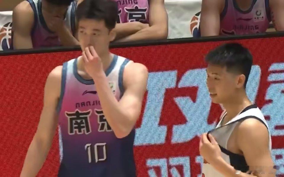 CBA常规赛，南京男篮在赛季首秀中以96-95险胜广东男篮。首节广东落后5分，半场打完广东已经反超9分，第三节南京一波30-18又实现反超，末节南京在杜润旺三分三连中下完成反超气势大增，广东依靠强硬的防守终场前4.9秒追到1分，卢卡错失绝平1罚，法尔2.7秒两罚不中，0.9秒广东球权，徐杰中投绝杀不中。

 ​