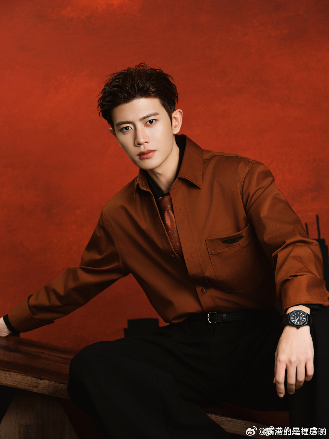 #任嘉伦[超话]##任嘉伦杭州出发NBA解说# 挥手那一下真的好温柔，带着对篮球的赤诚奔赴新舞台，明天揭幕战解说席见💫 ​